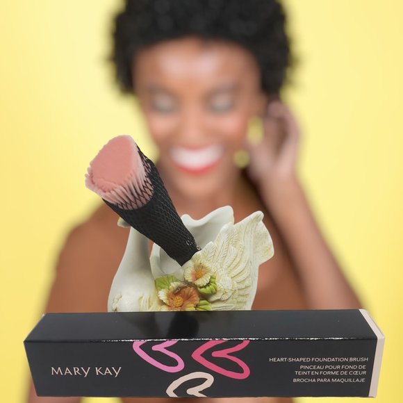 Limited Edition Heart-Shaped Foundation Brush - Mary Kay - Picture 10 of 10